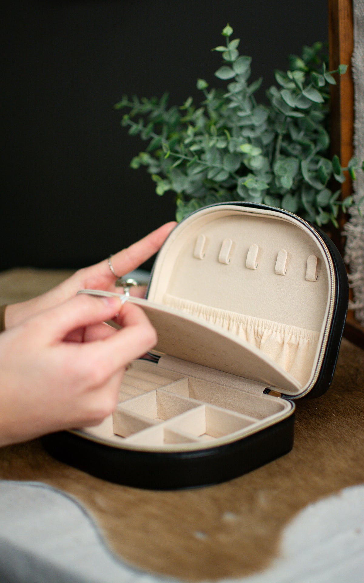 Rounded Premier Travel Jewelry Box